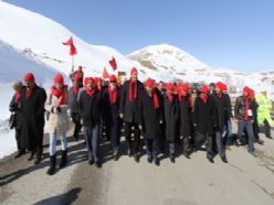 Kop şehitlerine saygı yürüyüşü