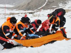 Erzurum'da gerçeği aratmayan çığ tatbikatı