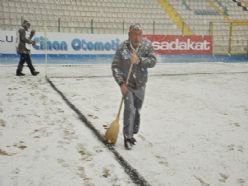 Erzurum'da kar futbol müsabakasını aksattı