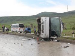 Erzurum'da yolcu otobüsü yan yattı: 20 yaralı