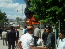 Flaş... Pasinler'de halk otobüsünü yaktılar