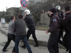 Polise taş atan öğrenciere ceza yağdı