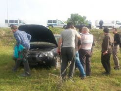 Erzurum'da otomobil tarlaya uçtu