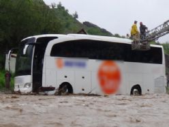 Sele kapılan otobüste mahsur kaldılar