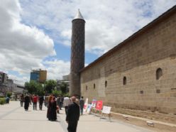 Erzurum'da öğrencilerden bayrak tepkisi