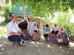 Yöre halkına keneyi anlatıyorlar