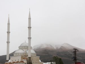 Palandöken'e yılın ilk karı yağdı