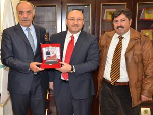 DOSAD'dan Başkan Yücelik'e plaket