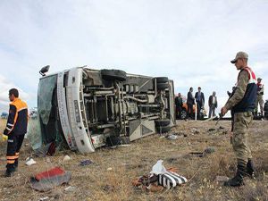 Otobüs şarompole uçtu: 20 yaralı