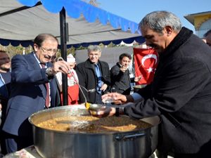 Palandöken Belediyesi 20 bin kişiye aşure dağıttı