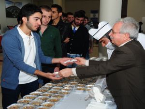 ETÜ'de aşure dağıtıldı