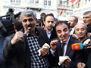 İstiklal Caddesi'nde ''cağ kebabı'' kuyruğu