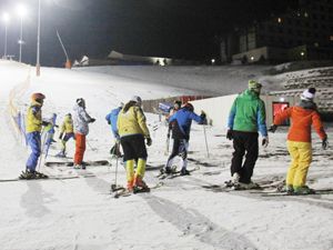 Palandöken'de düşe kalka gece kayağı