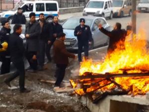 Konutzede kendini ateşe attı