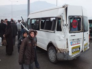 Pasinler'de yolcu otobüsü öğrenci servisine çarptı: 8 yaralı