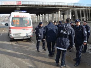 İntihara teşebbüs eden genci polis kurtardı