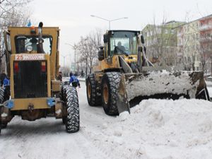 Erzurum'da gece gündüz kar temizliği