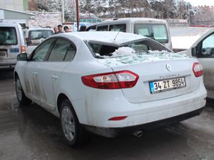 Çatıdan düşen kar kütlesi, otomobili bu hale getirdi