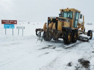 Köy yolları açıldı hasta kurtarıldı