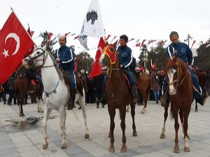 Erzurum'dan 100 atlı geçti