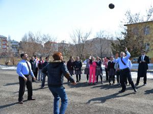 Vali Altıparmak öğrencilerle voleybol oynadı