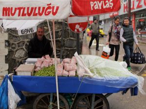 İmamzede esnaf şimdi erik satıyor!