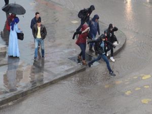 Dolu ve yağmur vatandaşlara zor anlar yaşattı