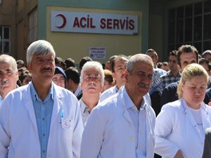 Doktorlar öldürülen meslektaşları için iş bıraktı...