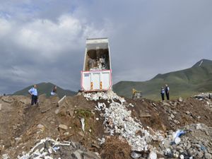 Palandöken Belediyesi miadı dolmuş tonlarca ürünü imha etti..