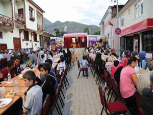 Büyükşehir Belediyesi Uzundere İlçesi'nde sokak iftarı verdi