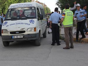 Minibüsün altında ezilen çocuk ağır yaralandı