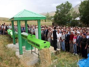 Erzurum'da kazada ölen 5 kişi toprağa verildi