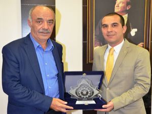 Başkan Yücelik'ten, Kaymakam Taşolar'a plaket