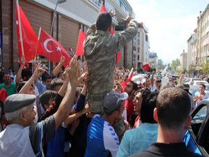 Erzurumlular askerleri bağırlarına bastı