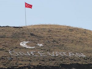 Çat Kaymakamlığı ilçede bulunan ziyaret tepesindeki bayrak direğini yeniledi