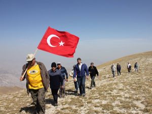 Oltulu doğa severler şehitler için yürüdüler