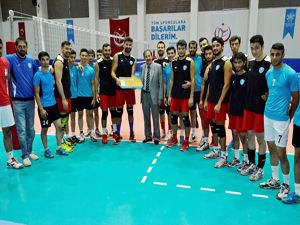 Başkan Bulutlar'dan voleybol takımına moral ziyareti