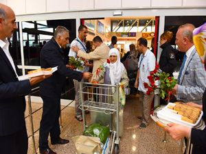 Büyükşehir, hacıları güllerle karşıladı