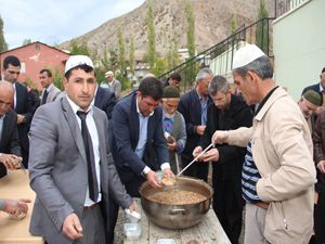 Oltu'da halka aşure ikramı