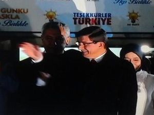 Ve Davutoğlu balkona çıktı! 3 önemli mesaj verdi...