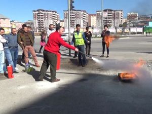 Çalışanlar yangına müdahale konusunda eğitiliyor