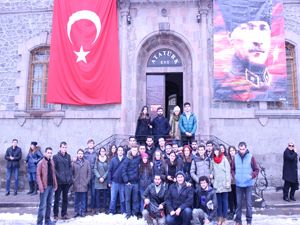 Erzurum'da Atatürkçü gençler Atatürk Evin'deydi!