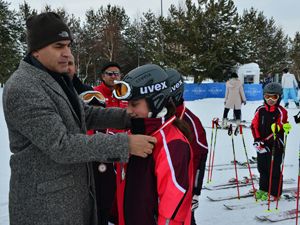 Yakutiye Belediyesi Erzurum'un çocuklarına kayak öğretiyor