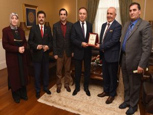 Erzurum Kent Konseyi'nden Vali Altıparmak'a plaket