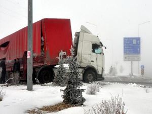 Erzurum'da hava ulaşımını sis vurdu