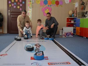 Anaokulu çocukları curling oynadılar