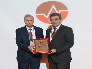 Prof. Dr. Necip Becit yılın hastane başhekimi ödülünü aldı