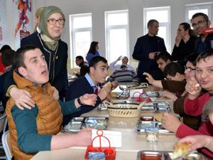 Bakan Ramazanoğlu çocuklarla işaret diliyle anlaştı