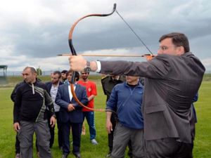 Aziziye'de geleneksel Türk Sporları şenliği ilgi topladı