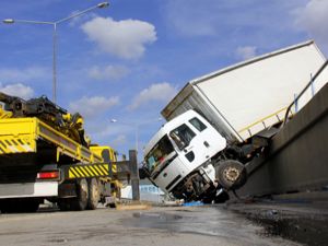 Freni boşalan TIR dehşet saçtı